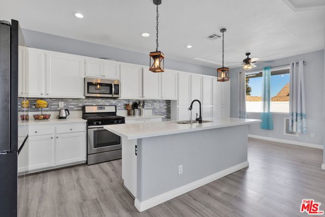 13292 Via Del Lago, Victorville CA: https://media.crmls.org/mediaz/7f4c5f3f-815a-4a5d-ae70-dfb83afef388.jpg