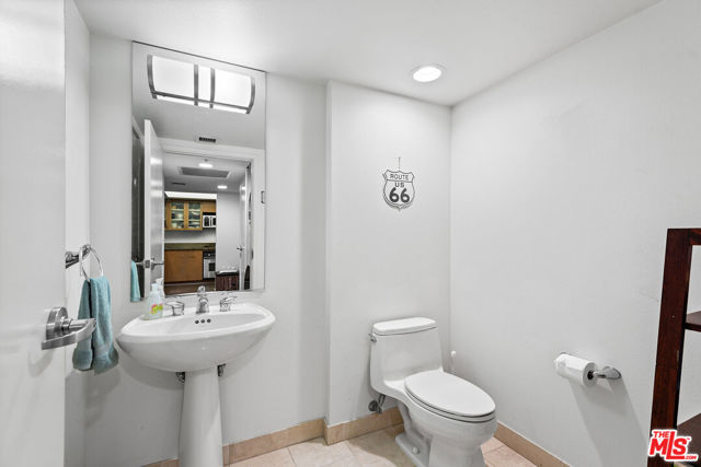 13700 Marina Pointe Drive, Marina del Rey CA: https://media.crmls.org/mediaz/7f4ce894-ca3b-4ec6-92e4-fff199a6f634.jpg