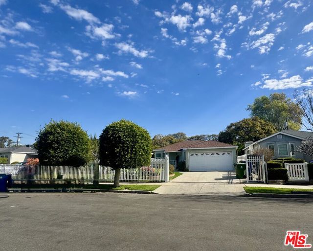 2626 Coolidge Avenue, Los Angeles CA: https://media.crmls.org/mediaz/7f4d01c7-b24a-460c-8c95-de558ceb62b5.jpg