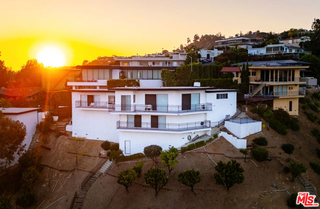 1556 Blue Jay Way, Los Angeles CA: https://media.crmls.org/mediaz/7f4d0db9-2016-4a70-904c-008f17052037.jpg