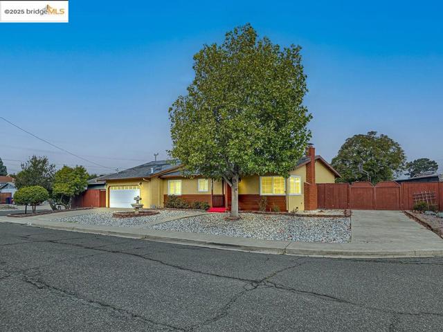 1651 Michael Dr, Pinole CA: https://media.crmls.org/mediaz/7f4d3cb9-639e-4000-b2b8-035e046ef07a.jpg