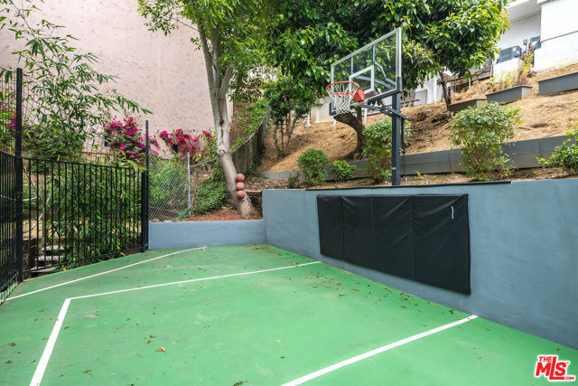 3701 Multiview Drive, Los Angeles CA: https://media.crmls.org/mediaz/7f4da51a-33ef-4247-befd-bfe9a4469015.jpg