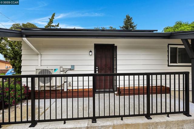 2326 Estrella Ct, Pinole CA: https://media.crmls.org/mediaz/7f4dafb6-89f4-43f9-8686-e0a007975e12.jpg
