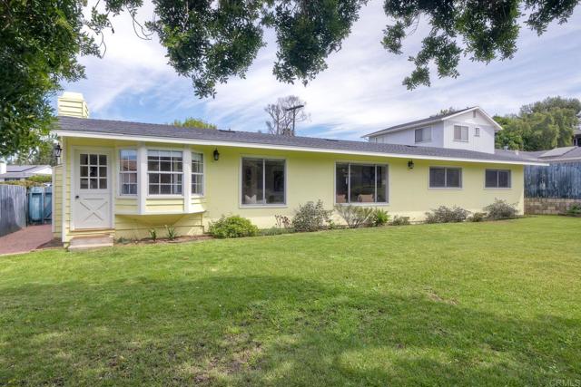 1639 Tamarack Avenue, Carlsbad CA: https://media.crmls.org/mediaz/7f4de84f-90fe-4f8f-8729-1aead2821bea.jpg