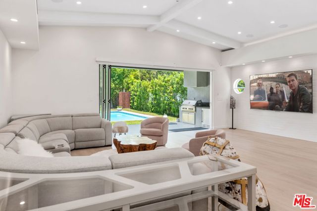 12763 Kling Street, Studio City CA: https://media.crmls.org/mediaz/7f4e4de9-5993-4b2b-b877-6337ae65c543.jpg