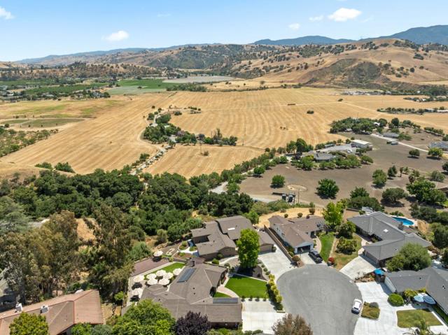 38 Barbras Court, Hollister CA: https://media.crmls.org/mediaz/7f4efff6-b0a5-42b8-9fef-1538562c16b7.jpg