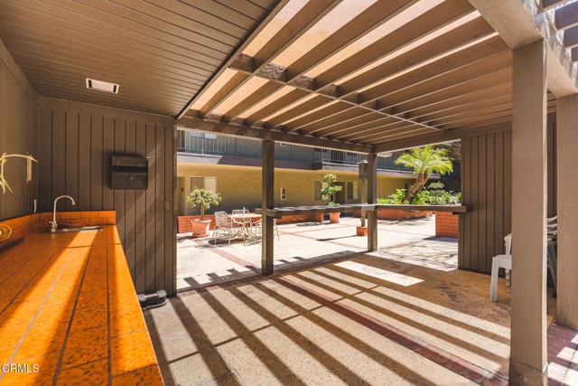 125 W Mountain Street, Glendale CA: https://media.crmls.org/mediaz/7f4f3d1c-ed8a-4ff7-859c-83c1448e5fd9.jpg
