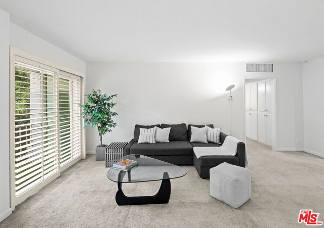 927 N Kings Road, West Hollywood CA: https://media.crmls.org/mediaz/7f4fbde2-5b70-4669-a1bf-81fe599600ef.jpg