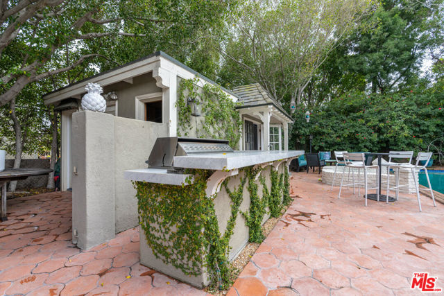 340 S Plymouth Boulevard, Los Angeles CA: https://media.crmls.org/mediaz/7f50a070-6c06-4bc9-a6c4-1bd926253584.jpg
