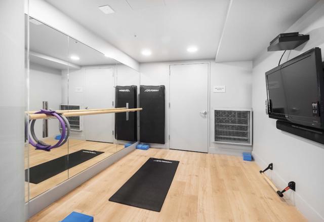 38 N Almaden Boulevard, San Jose CA: https://media.crmls.org/mediaz/7f51340f-d2e9-4883-8325-378ead7d125b.jpg