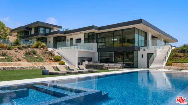 5012 Carbon Beach Terrace, Malibu CA: https://media.crmls.org/mediaz/7f516a25-dc24-4319-a5dd-4d75ab09a526.jpg