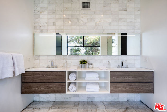 8356 W 4th Street, Los Angeles CA: https://media.crmls.org/mediaz/7f51bfa7-acf4-4b2d-9e8f-4864cac8fd9b.jpg