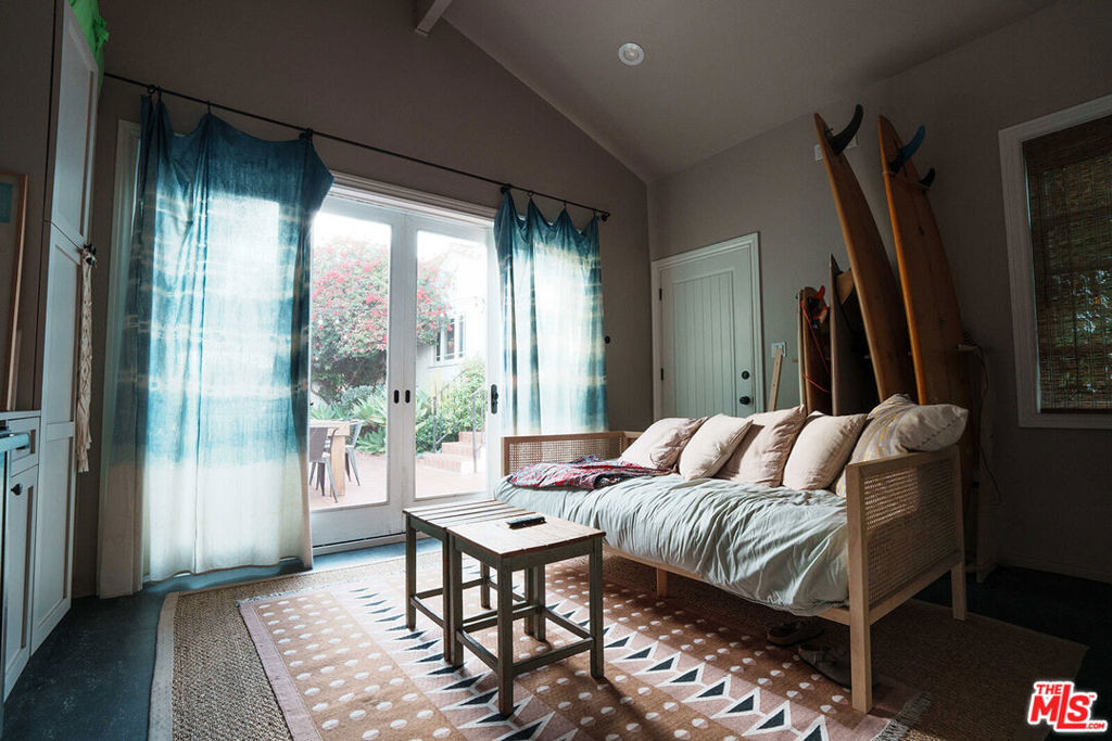 https://media.crmls.org/mediaz/7f5294aa-4740-4707-8dbe-60b41a028a01.jpg?preset=X-Large