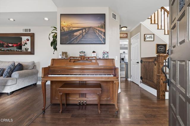 Detail Gallery Image 5 of 36 For 1327 Johnson Dr, Ventura,  CA 93003 - 3 Beds | 2/1 Baths