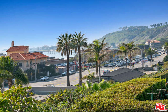 22609 Pacific Coast Highway, Malibu CA: https://media.crmls.org/mediaz/7f55482a-d716-46e8-93b0-86d6523c1be6.jpg