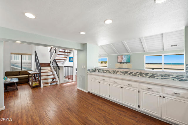 Detail Gallery Image 16 of 33 For 3371 Ocean Dr, Oxnard,  CA 93035 - 4 Beds | 3 Baths