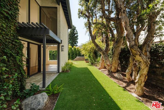 17273 Avenida De La Herradura, Pacific Palisades CA: https://media.crmls.org/mediaz/7f55f1a1-7b53-4518-9e8c-4e8efcca4b8d.jpg
