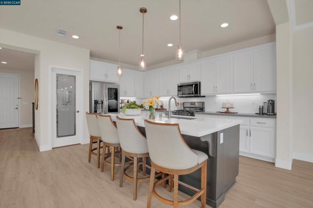 5498 Monte Vista Way, Antioch CA: https://media.crmls.org/mediaz/7f57486d-ddff-49ba-93c0-9214c5e1ab80.jpg