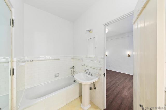 7520 Hillside Dr, La Jolla CA: https://media.crmls.org/mediaz/7f57894a-b1bf-40b7-a458-549ae1f9466a.jpg