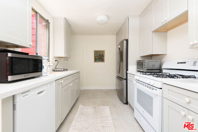3022 Silver Lake Boulevard, Los Angeles CA: https://media.crmls.org/mediaz/7f598989-a229-41ff-91f1-78535d00eeb6.jpg