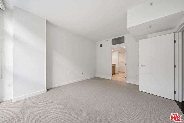 13700 Marina Pointe Drive, Marina del Rey CA: https://media.crmls.org/mediaz/7f5a0833-781c-4699-8a88-aaab747170fa.jpg