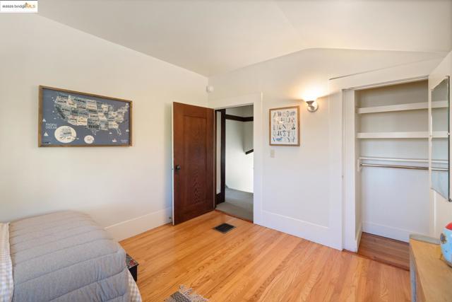 636 Vincente Ave, Berkeley CA: https://media.crmls.org/mediaz/7f5a6a24-7f49-4d7f-81d0-6dac4d2cefd6.jpg