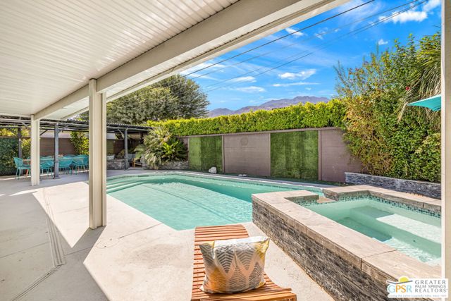 547 N Sunrise Way, Palm Springs CA: https://media.crmls.org/mediaz/7f5aa219-0802-4243-9763-7d81eea43ed0.jpg