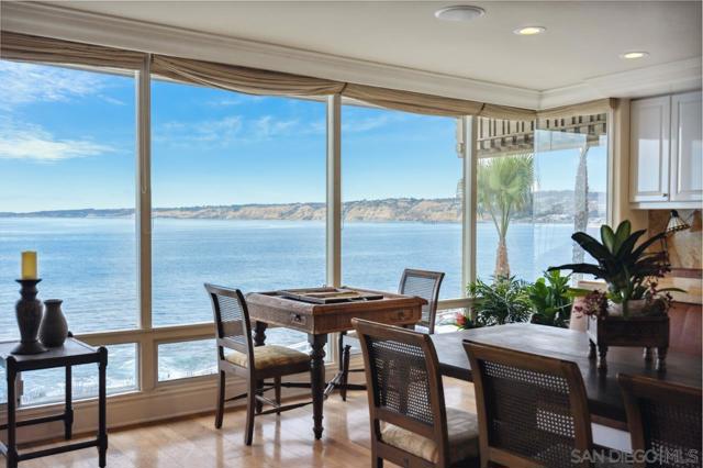 1219 Coast Blvd, La Jolla CA: https://media.crmls.org/mediaz/7f5b9ae1-d607-48d9-b213-9d754389fe58.jpg