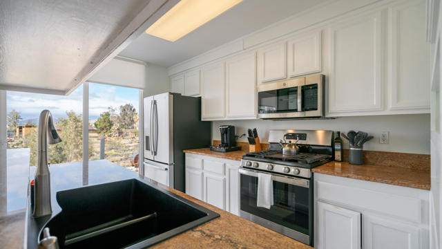 6946 Lennox Avenue, Yucca Valley CA: https://media.crmls.org/mediaz/7f5bb8a3-519e-40ea-9151-861d6f9d2115.jpg