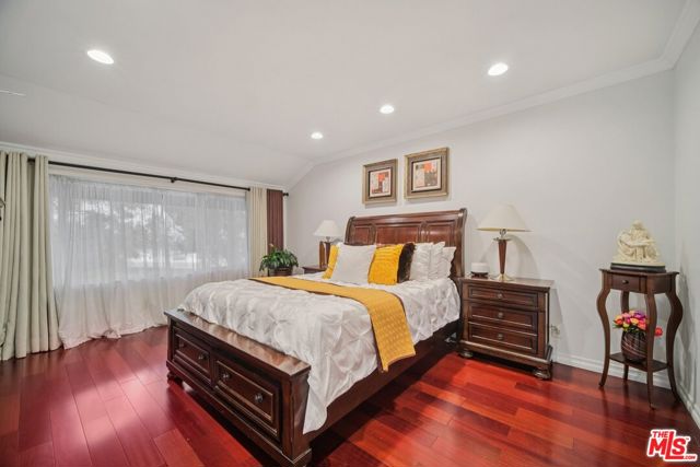 9520 Via Tivoli, Burbank CA: https://media.crmls.org/mediaz/7f5c0c42-6973-4125-82fb-3170008d095a.jpg