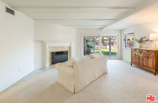 21924 Buena Ventura Street, Woodland Hills CA: https://media.crmls.org/mediaz/7f5c2eae-f2f1-41f2-bf29-0d24425d6024.jpg