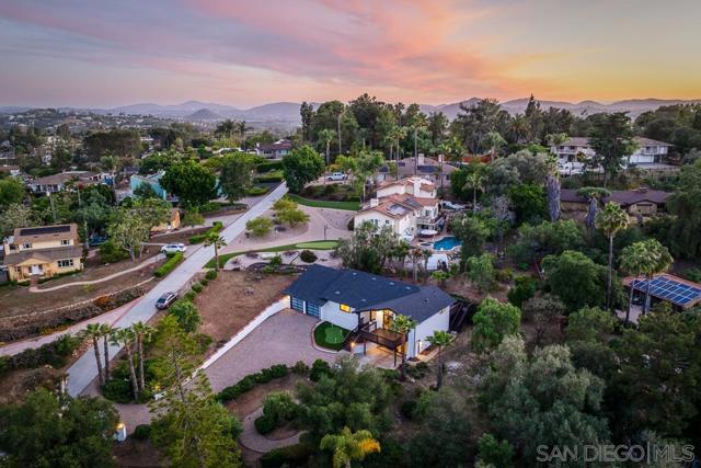 2927 Lawrence Ln, Escondido CA: https://media.crmls.org/mediaz/7f5c835b-95e7-4b7c-b9a9-c315887257ca.jpg
