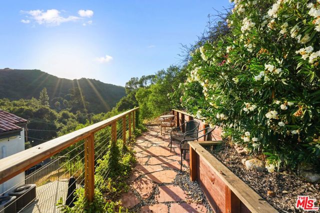 3418 Dorothy Road, Topanga CA: https://media.crmls.org/mediaz/7f5cb684-23dc-4a18-8472-8cfad81b8569.jpg