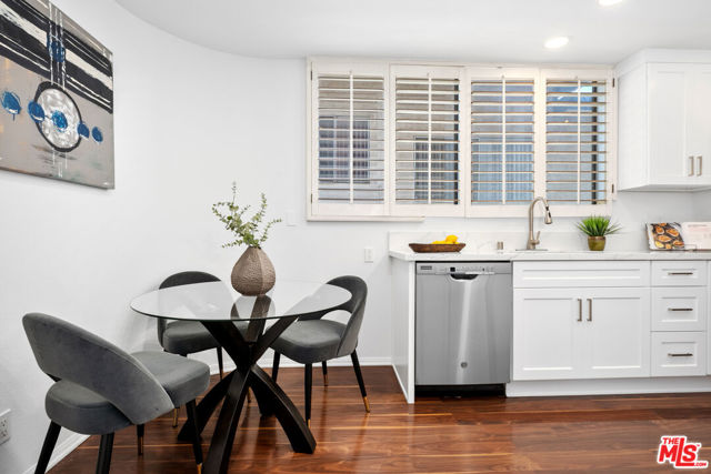 11982 Kiowa Avenue, Los Angeles CA: https://media.crmls.org/mediaz/7f5d5ae5-f431-43c9-90a7-59fbc445eea5.jpg