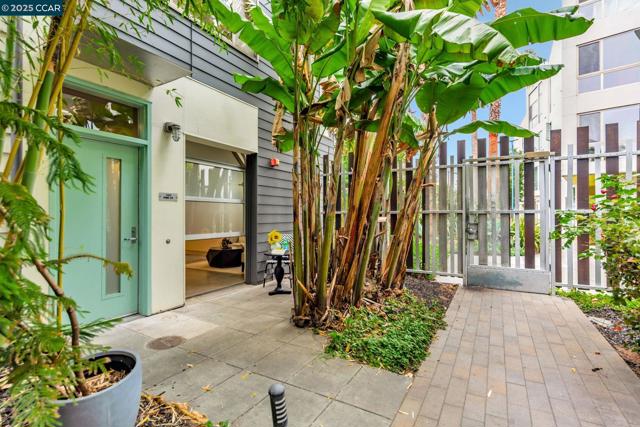 1231 Pine St, Oakland CA: https://media.crmls.org/mediaz/7f5e983f-4091-4b42-8394-605fd2560ad2.jpg
