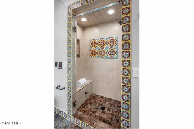 4456 Hayvenhurst Avenue, Encino CA: https://media.crmls.org/mediaz/7f5ee4e4-86c0-4a46-b5d3-c2f29b1e026e.jpg