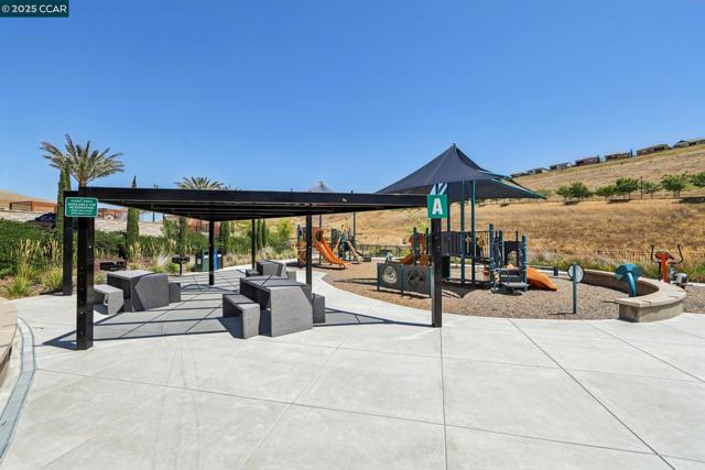 2909 Tulare Hills Dr, Dublin CA: https://media.crmls.org/mediaz/7f5fa6c4-cc14-44af-aebd-3464a234d144.jpg