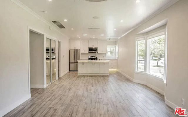 6526 San Vicente Boulevard, Los Angeles CA: https://media.crmls.org/mediaz/7f5ff9b3-9d30-4918-a84a-d7e1a7be692b.jpg