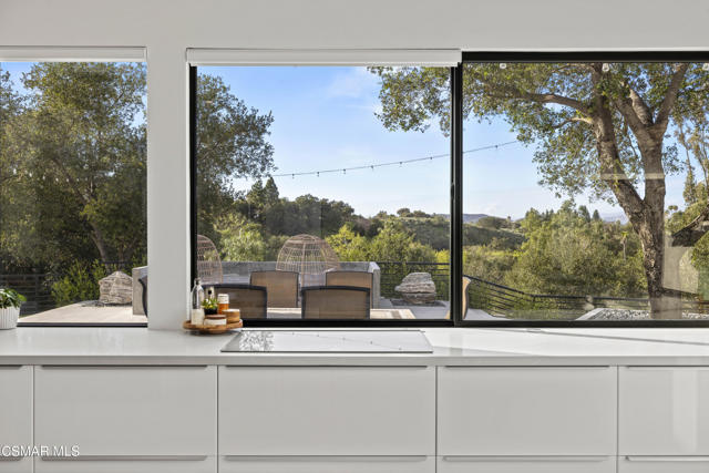 911 Vivian Circle, Newbury Park CA: https://media.crmls.org/mediaz/7f60aa88-26b0-4efd-a73c-9d7281f7abcf.jpg