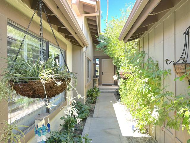 107 Tanglewood Trail, Palm Desert CA: https://media.crmls.org/mediaz/7f60d107-16de-4cbf-853c-73ae04be16f3.jpg