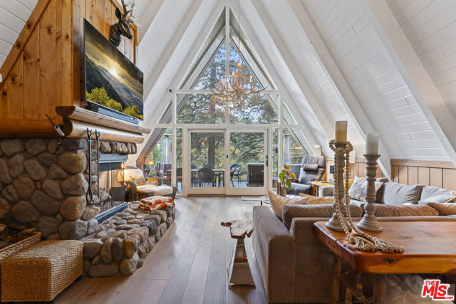 161 Rocky Point Road, Lake Arrowhead CA: https://media.crmls.org/mediaz/7f60fc79-5d29-47bb-aa51-d54551f305c9.jpg