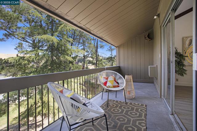 2075 Ascot Dr, Moraga CA: https://media.crmls.org/mediaz/7f629762-1eb6-42f9-b1ff-5a634bbc28c8.jpg