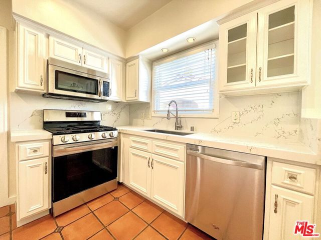 848 S Curson Avenue, Los Angeles CA: https://media.crmls.org/mediaz/7f63dddd-2a9c-40cc-9645-e3bfa6b89119.jpg