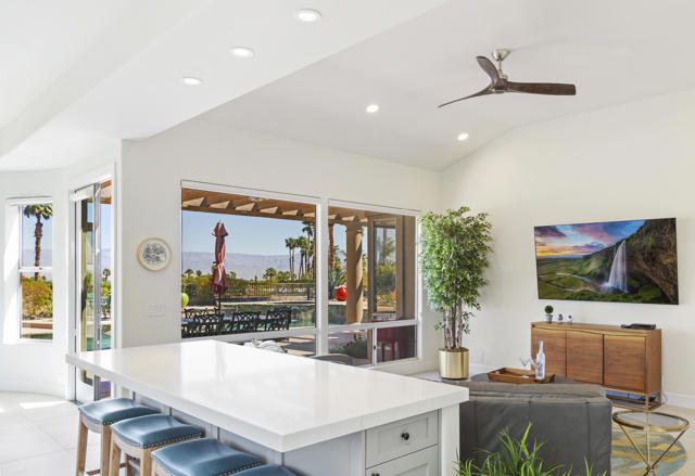 73042 Galleria Court, Palm Desert CA: https://media.crmls.org/mediaz/7f647f12-f400-4e24-9ea5-5c78b2b6ea9f.jpg