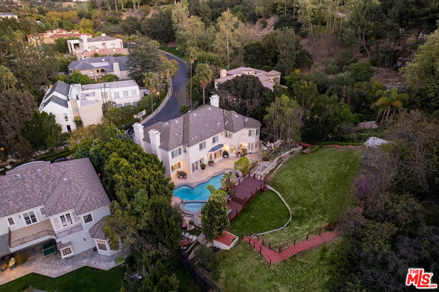 14132 Beresford Road, Beverly Hills CA: https://media.crmls.org/mediaz/7f64bdde-199f-4b4f-8276-5c4440151a74.jpg