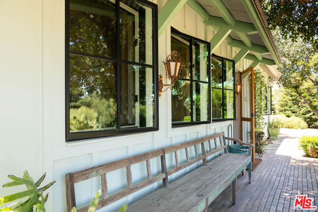 https://media.crmls.org/mediaz/7f65388c-78b4-4a5f-938b-1c15e6a2ff4a.jpg?preset=X-Large