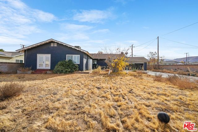 4631 W Avenue M8, Lancaster CA: https://media.crmls.org/mediaz/7f65d7d0-e5d8-41b7-8b90-9dc6c2dcd291.jpg