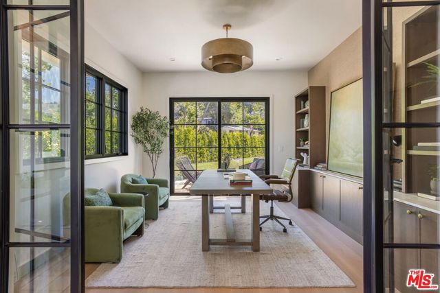 3935 Rhodes Avenue, Studio City CA: https://media.crmls.org/mediaz/7f66dc3d-afe3-4a10-9cac-09c52dd66f0e.jpg