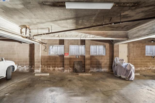 2106 Otis Dr, Alameda CA: https://media.crmls.org/mediaz/7f66edc0-3918-4160-b004-984f2037fd52.jpg