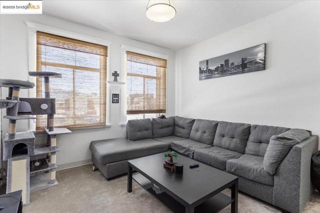 498 25th Street, Oakland CA: https://media.crmls.org/mediaz/7f67f9f7-ecd1-422e-a136-237dc2945863.jpg
